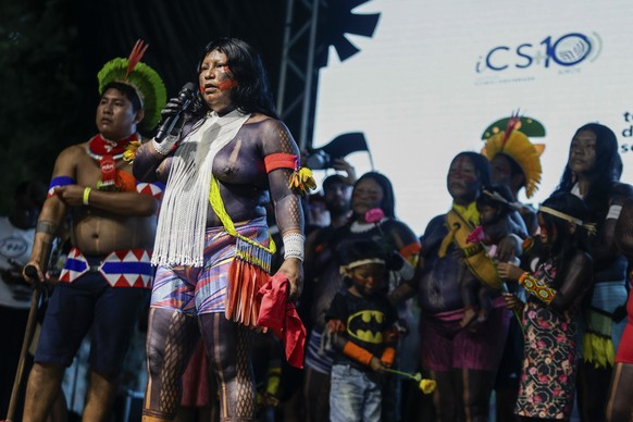 epa12521804 Indigenous people speak during the People&#039;s Summit towards COP30 in Belem, Brazil, 12 November 2025. Indigenous people participate in the People&#039;s Summit during COP30 in Belem, B ...