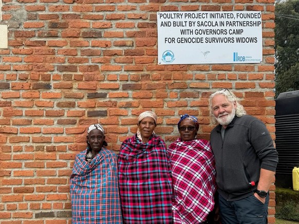 Le journaliste du quotidien Aargauer Zeitung, Dany Bucher, pose en compagnie des exploitantes d'un élevage de poulets, au Rwanda.