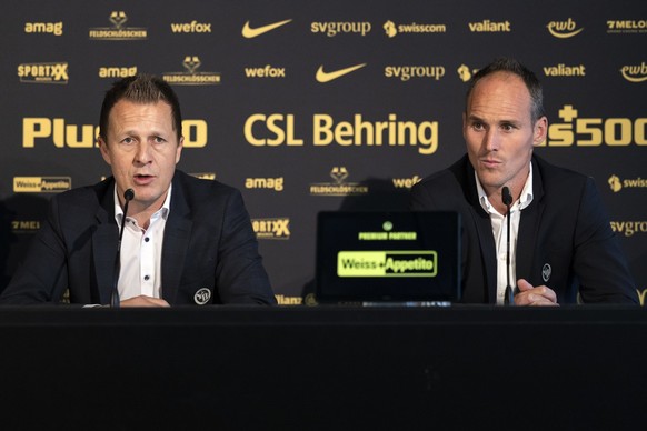 Christoph Spycher, neuer VR-Delegierter Sport YB, links, spricht neben Steve von Bergen, neuer Sportchef bei YB, waehrend einer Medienkonferenz, am Mittwoch, 25. Mai 2022 im Stadion Wankdorf in Bern.  ...