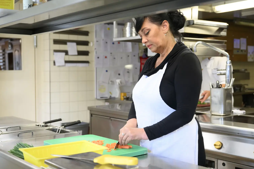 L'Ukrainienne Olha Shymko a trouvé un emploi dans la cuisine d'une auberge, depuis l'été 2022.