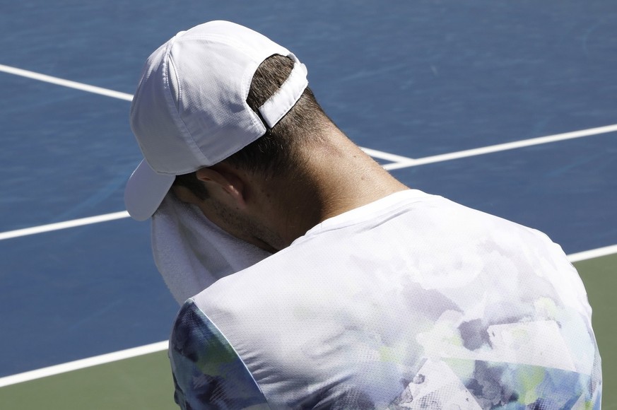 epa10831989 Hubert Hurkacz of Poland waits for the medical staff during their second round match with Jack Draper of Great Britain at the US Open Tennis Championships at USTA National Tennis Center in ...