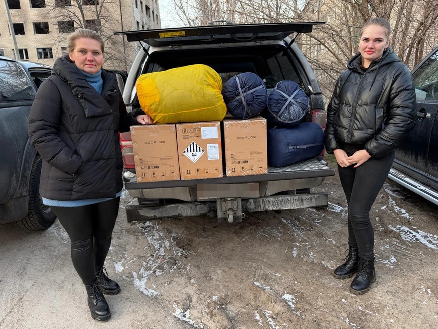 Tamara (à gauche) et sa fille Maria se réjouissent des sacs de couchage et des piles apportés de Suisse pour leur famille.