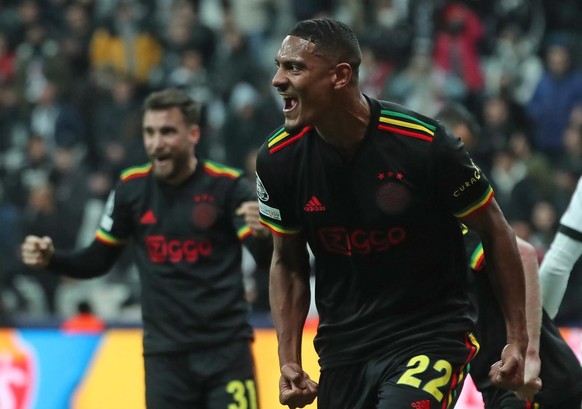 epa09601304 AFC Ajax player Sebastien Haller celebrates with teammates after scoring the 2-1 lead during the UEFA Champions League Group C match between Besiktas and AFC Ajax in Istanbul, Turkey, 24 N ...