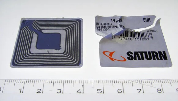 RFID sous forme d’autocollant avec code-barres sur la face opposée, puce de sécurité pour un DVD.