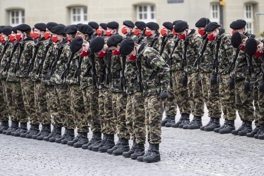Die Soldaten der Ehrengarde der Schweizer Armee reihen sich auf, kurz vor der Ankunft von Karl Nehammer, Bundeskanzler von Oesterreich, zu einem offiziellen Besuch, am Montag, 14. Februar 2022 in Zofi ...