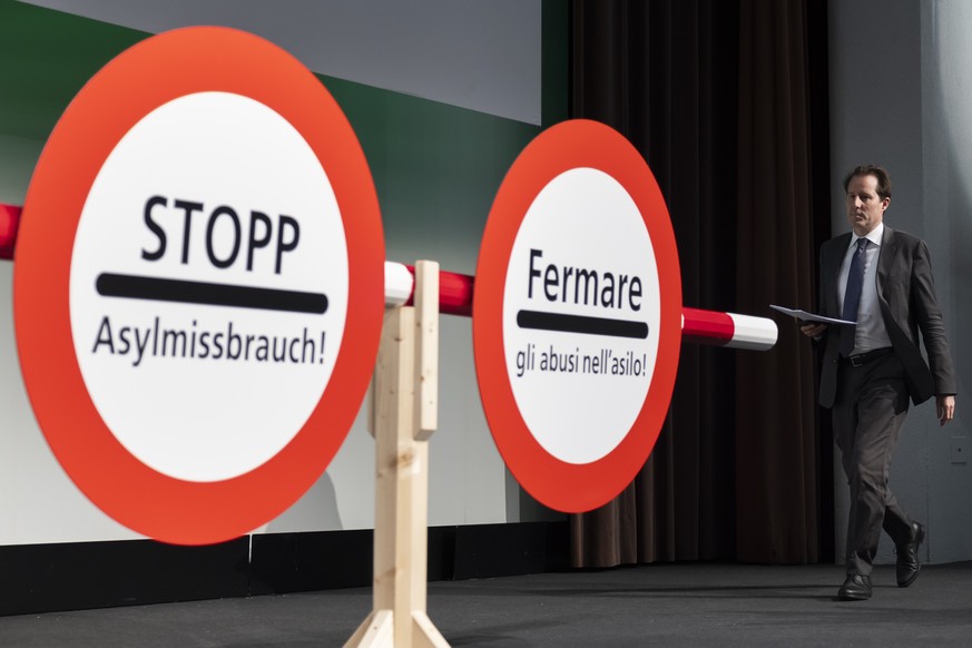 Thomas Aeschi, Fraktionspraesident und Nationalrat SVP-ZG, kommt auf die Buehne, vor seiner Rede ueber die Lancierung der Volksinitiative &quot;Asylmissbrauch stoppen&quot;, beim Sonderparteitag der S ...