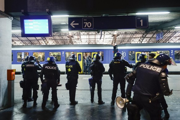 Des policiers anti-emeutes surveillent le retour des supporters du Servette par un train special dans la gare de Lausanne apres la rencontre de football de Super League entre le FC Lausanne-Sport, LS, ...