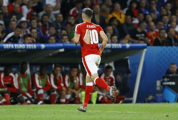 Granit Xhaka, contraint de changer de maillot.