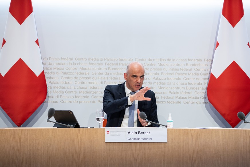 Bundesrat Alain Berset spricht an einer Medienkonferenz zu Covid 19 Massnahmen, am Freitag, 17. Dezember 2021, in Bern. (KEYSTONE/Peter Schneider)