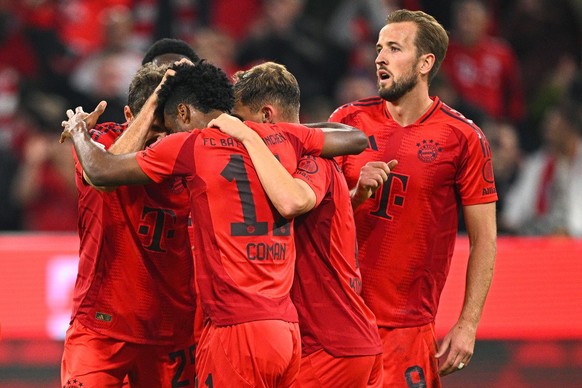 19.10.2024, Bayern, München: Fußball, Bundesliga, FC Bayern München - VfB Stuttgart, Spieltag 7, Allianz Arena, Münchens Kingsley Coman (2.vl) bejubelt sein Tor zum 4:0 mit dem Team. WICHTIGER HINWEIS ...