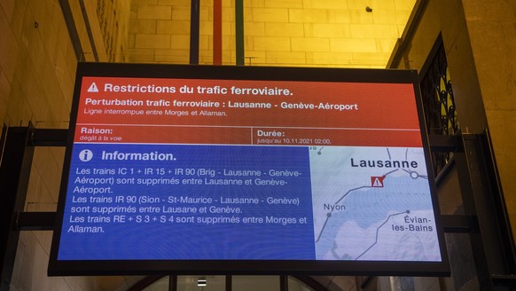 Un panneau avec les horaires des trains CFF/SBB est visible en gare de Lausanne le mardi 9 novembre 2021. La ligne CFF entre Lausanne et Geneve est interrompue mardi soir a la hauteur de Tolochenaz su ...