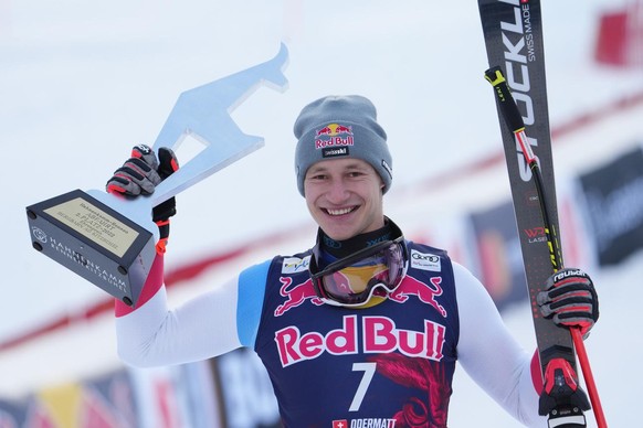 ABD0136_20220123 - KITZBÜHEL - ÖSTERREICH: Marco Odermatt (SUI/2. Platz) am Sonntag, 23. Jänner 2022, im Rahmen der Abfahrt der Männer-Siegerehrung im Zielraum der Streif in Kitzbühel. - FOTO: APA/GEO ...