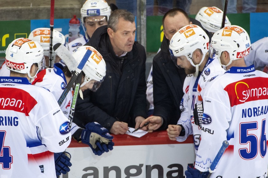 Lions' Head Coach Serge Aubin, Mitte, waehrend dem Meisterschaftsspiel der National League, zwischen den SCL Tigers und den ZSC Lions, am Freitag 7. Dezember 2018 in der Ilfishalle in Langnau. (K ...
