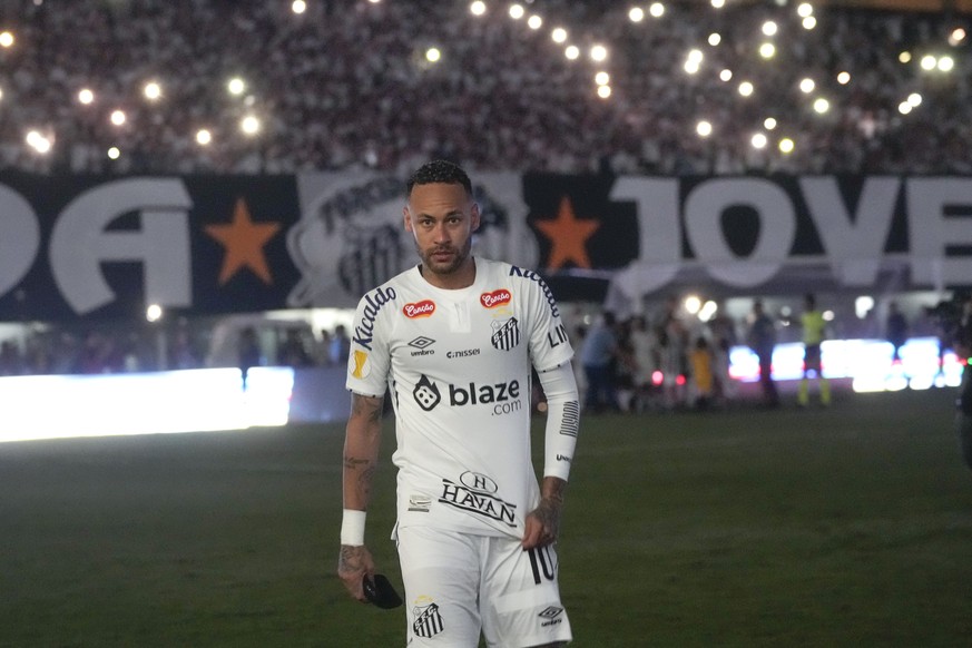 FILE - Brazil&#039;s Neymar walk onto the pitch during his debut for Santos FC in a Sao Paulo league soccer match against Botafogo-SP, in Santos, Brazil, Feb. 5, 2025. (AP Photo/Andre Penner, file)
Sa ...