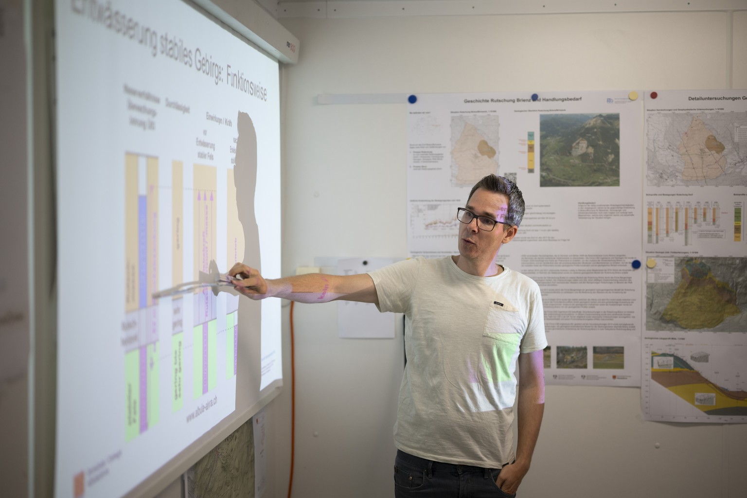 Geologe Reto Thoeny vor einer Medienfuehrung durch den Sondierstollen, am Montag, 14. August 2023, in Brienz-Brinzauls. Am 15. Juni erreichte ein Schuttstrom beinahe das damals evakuierte Dorf. Das Do ...