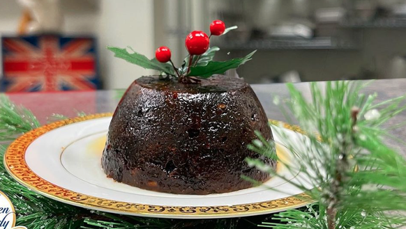 Un pudding, selon le chef, «décoré de houx, arrosé de cognac, puis transporté par l'intendant du palais pour être flambé dans la salle à manger».