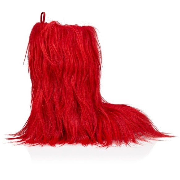 Comptez 2450 euros pour cette création en fausse fourrure, qui comprend également un chapeau assorti.