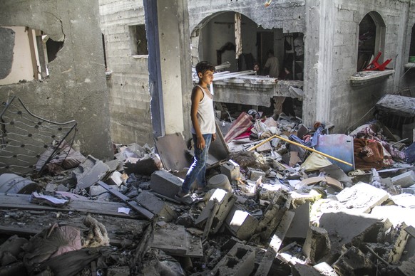 240907 -- GAZA, Sept. 7, 2024 -- Palestinians check houses destroyed by Israeli warplanes in Jabalia refugee camp in the north of Gaza Strip, Sept. 6, 2024. Photo by /Xinhua MIDEAST-GAZA-JABALIA REFUG ...