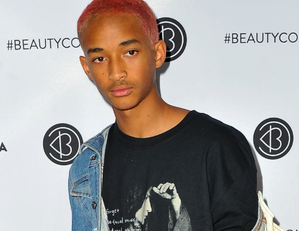Jaden Smith et ses cheveux roses en 2017.