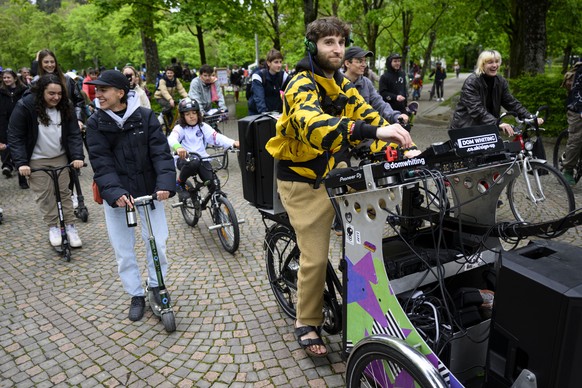 epa11290045 British DJ Dom Whiting, better known as the &#039;DJ on a Bike&#039;, mixes music while cycling at the head of a parade in bikes during a demonstration by the Association Transports et Env ...