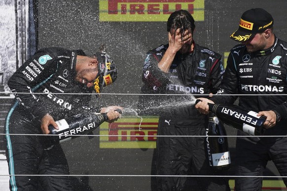 Lewis Hamilton (à gauche) n'a pas montré de retenue au moment de fêter sa victoire dimanche soir à Silverstone.