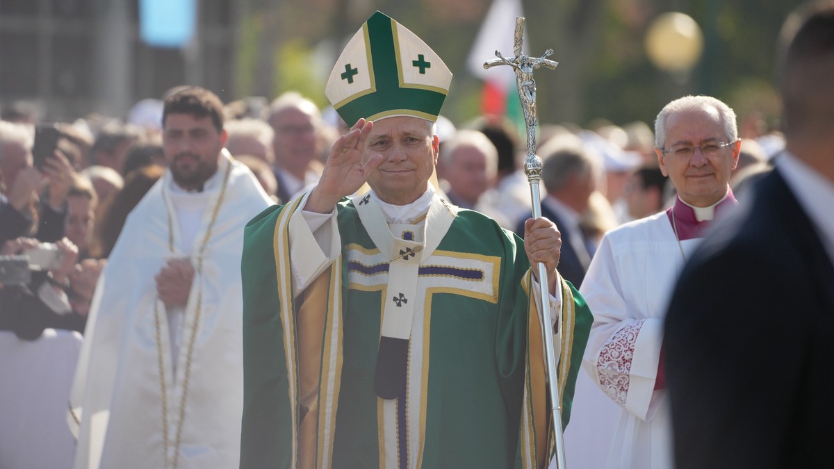 Le souverain pontife a traversé Lourdes en papamobile dimanche matin avant de célébrer une messe devant quelque 150 000