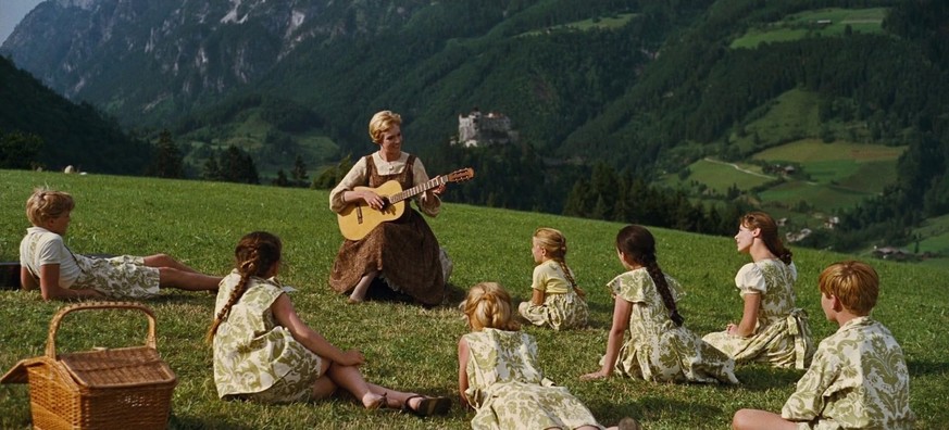 Julie Andrews, Charmian Carr, Angela Cartwright, Duane Chase, Nicholas Hammond, Kym Karath, Heather Menzies-Urich, and Debbie Turner in Meine Lieder, meine Träume (1965)
the sound of music