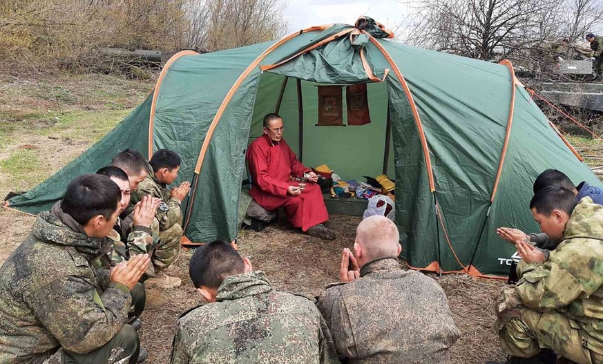 Des soldats bouddhistes de Bouriatie prient en Ukraine.