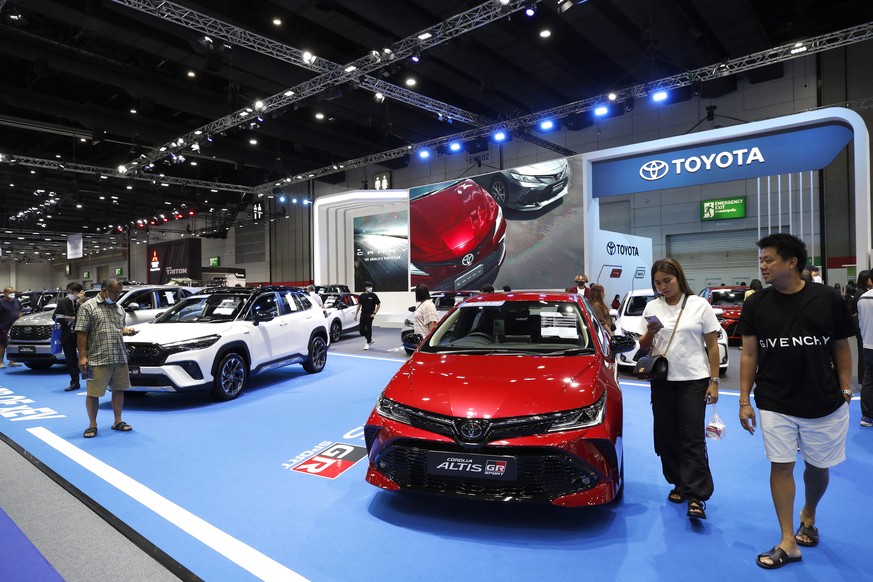 Des visiteurs sur le stand de Toyota lors d'un salon automobile à Bangkok, la semaine dernière.