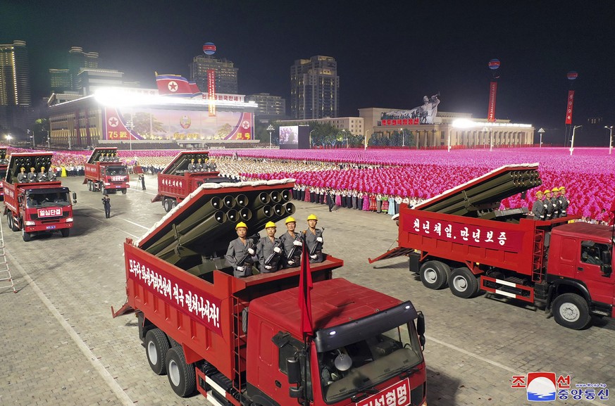 Des camions-poubelles transformés en lance-roquettes défilent à Pyongyang.