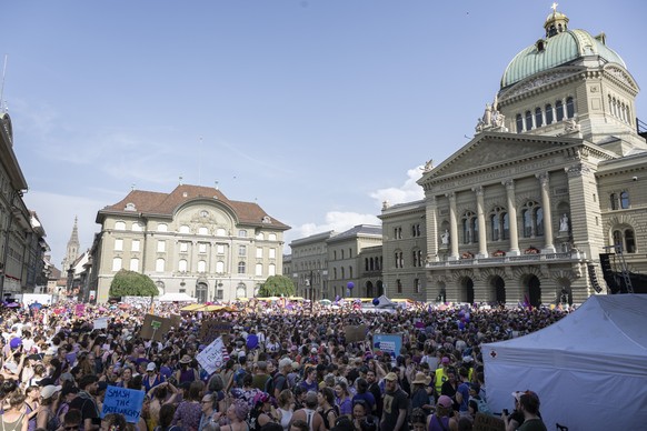 Personen protestieren anlaesslich der Kundgebung des Feministischen Streiks 2025 unter dem Motto &quot;United in Resistance - Vereint im Widerstand&quot; auf dem Bundesplatz vor dem Bundeshaus, am Sam ...