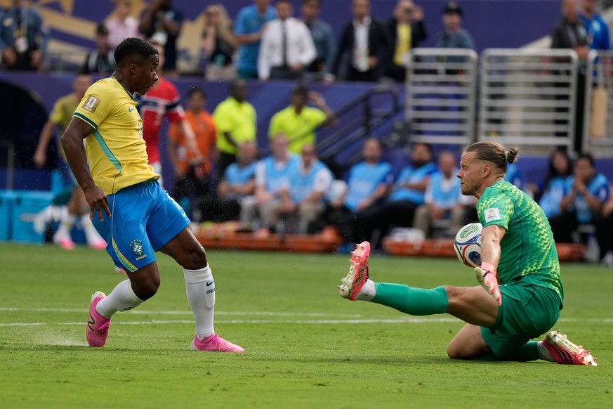 Norway goalkeeper Oerjan Nyland, right, defends against a kick by Brazil's Endrick, left, during the World Cup round of 16 soccer match between Brazil and Norway in East Rutherford, N.J., near Ne ...