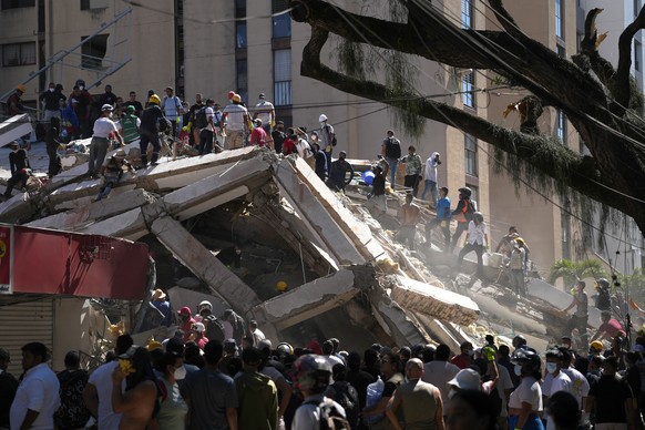 epa13160490 Rescue workers operate at the site of a collapsed building following an earthquake in Cali, Colombia, 10 August 2026. Colombian President Abelardo de la Espriella stated that the San Jose  ...