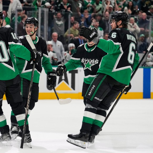 Lian Bichsel (no 6) sur la glace lors du premier but de Wyatt Johnston.