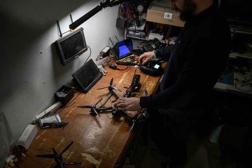 Un technicien travaille sur un drone dans un atelier situé dans un lieu tenu secret en Ukraine, le 7 octobre 2025.