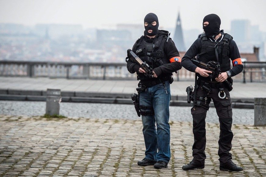 epa05228674 Police officers stand guard outside the court where suspect in the November 13 Paris terrorist attacks Salah Abdeslam (non pictured) is expected to make an appearance, in Brussels, Belgium ...