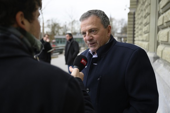 Walter Wobmann, alt Nationalrat (SO) und Praesident des Egerkinger Komitees, spricht zu den Medien anlaesslich der Einreichung von Unterschriften fuer ihre Petition Keine Kopftuecher an Schweizer Schu ...