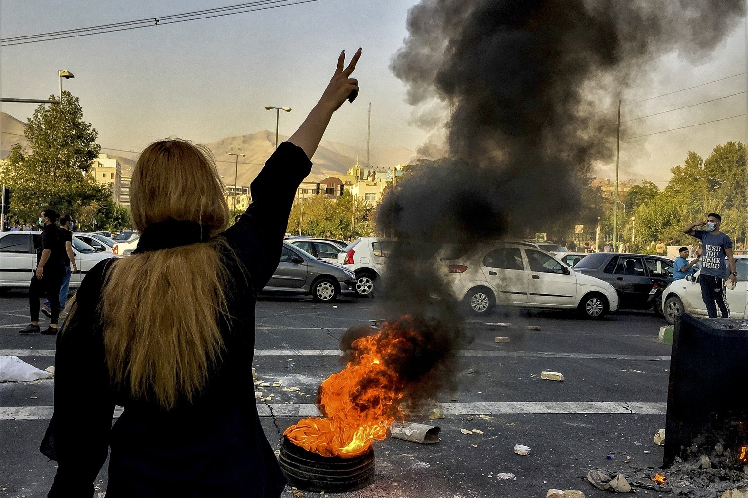 Depuis six semaines, Iraniennes et Iraniens protestent contre le régime en place dans les rues, mais aussi via des piratages électroniques.