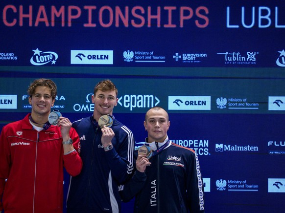 Maxime Gousset (au centre) aux côtés de Noè Ponti (à gauche) sur le podium du 100 m papillon des Championnats d'Europe en petit bassin de Lublin en décembre dernier.