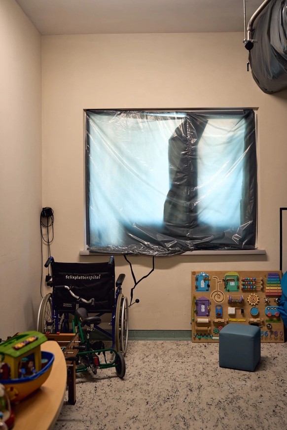 Les traces de la frappe aérienne russe du 8 juillet 2024 contre l'hôpital pour enfants Okhmatdyt, à Kiev. Le fauteuil roulant a été offert par l'hôpital Felix Platter de Bâle.