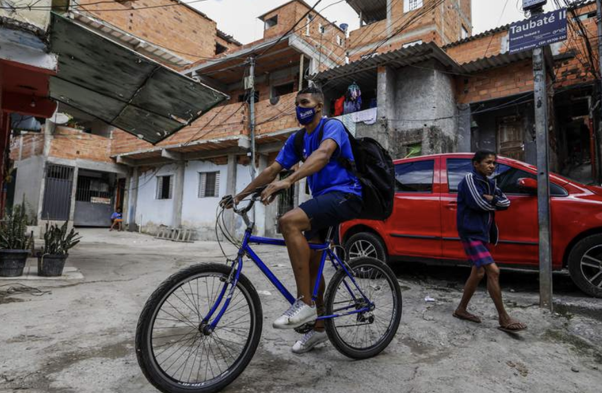 livraison Brésil pandémie vélo jeune homme favelas