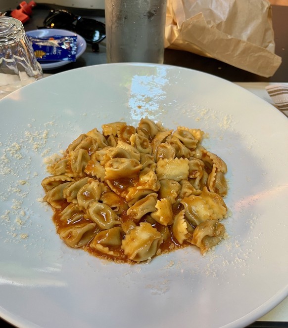 Agnolotti al plin con sugo d&amp;#039;arrosto - Osteria del Castello, Intra. 
Essen in Italien 2025.