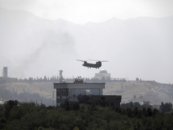 Un Chinook am�ricain survolant l&#039;ambassade des Etats-Unis � Kaboul.