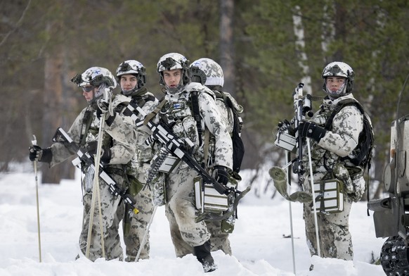 Des Finlandais s'entraînant avec des unités suédoises, à Hetta, dans le nord de la Finlande, le 5 mars 2024.