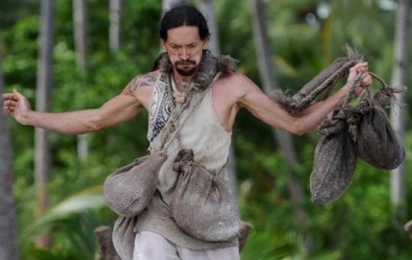 Teheiura, ancien aventurier de Koh-Lanta, connu pour avoir triché en se faisant livrer du Deliveroo. Il était également un candidat redoutable