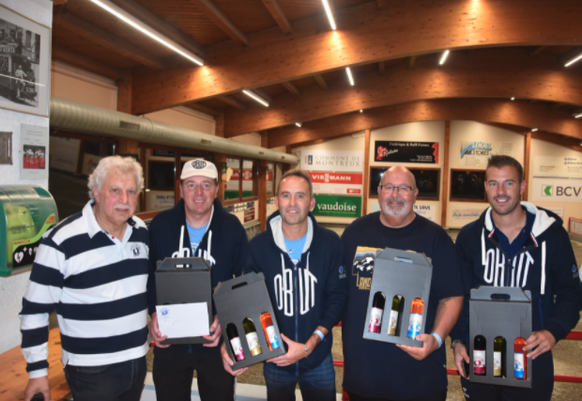 L'équipe gagnante à Montreux, composée de Philippe Suchaud, Damien Hureau, son papa Marco Hureau et Dylan Rocher (de gauche à droite), avec l'organisateur Livio Grando.
