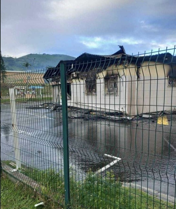 Un bâtiment incendié.