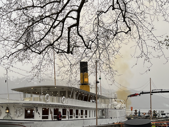 Une fumée jaune s'échappe du bateau.