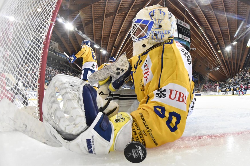 Davos&#039; Joren van Pottelberghe in defeat after the 4-0 goal, during the game between Team Canada and HC Davos, at the 93th Spengler Cup ice hockey tournament in Davos, Switzerland, Saturday, Decem ...