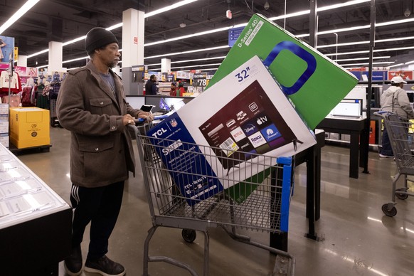 Un client achète des téléviseurs dans un magasin Walmart lors du Black Friday à Washington, DC.